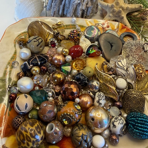 Assorted Bead Soup 🥣 Can You Find the Vintage Gold Lion 🦁 Earring? - Picture 10 of 14